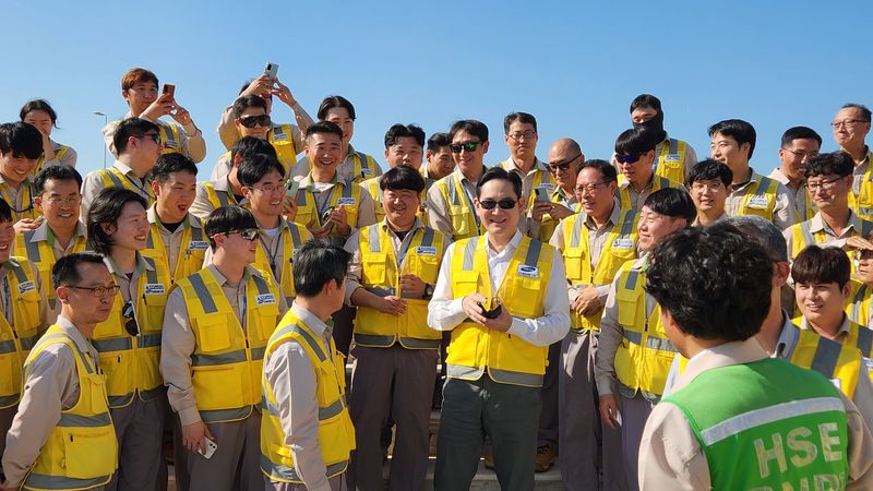 지난 2022년 12월 6일(현지 시각) 아랍에미리트(UAE)에 위치한 바라카 원자력 발전소 건설 현장에 방문한 이재용 삼성전자 회장이 건설 현장을 둘러보고 임직원들을 격려하고 있다. 삼성 제공