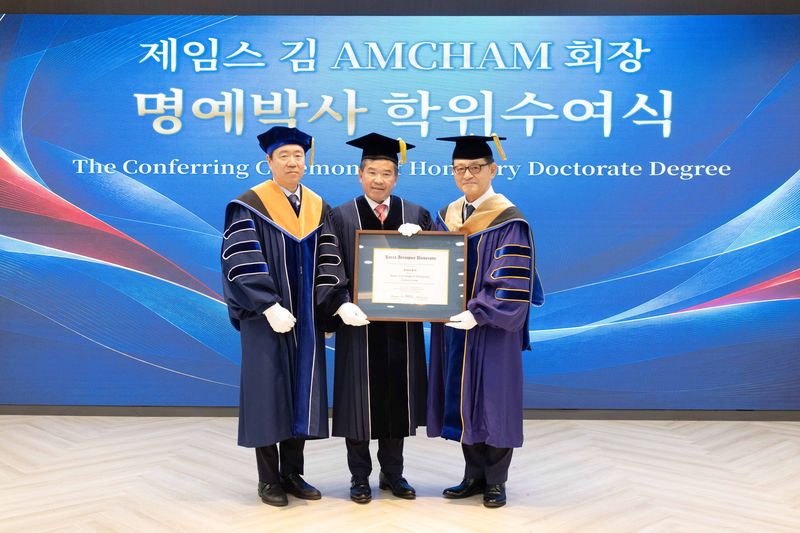 명예박사 학위수여식이 진행된 한국항공대 비전홀에서 제임스 김 회장(가운데)이 허희영 총장(오른쪽)과 안준선 대학원장으로부터 학위기를 전달받고 있다. 한국항공대 제공