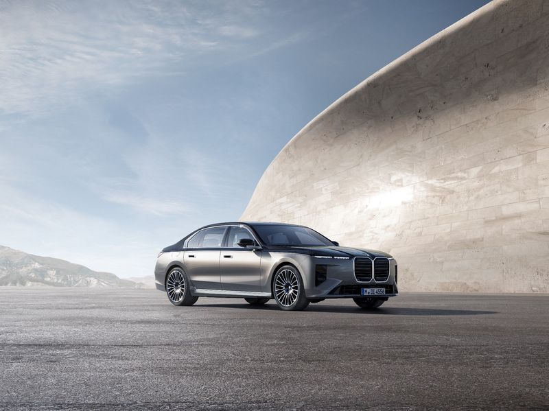BMW코리아가 4년 만에 부분 변경을 거친 럭셔리 플래그십 세단 '더 뉴 BMW 7시리즈'의 사전 예약을 시작한다. 가격은 1억 6000만~2억 4000만 원이다. (BMW코리아 제공)