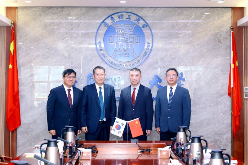 윤도영 광운대 총장(왼쪽 두번째)이 양윤 청도이공대 당위서기(왼쪽 세번째)와 함께 기념촬영을 하고 있다. 광운대 제공