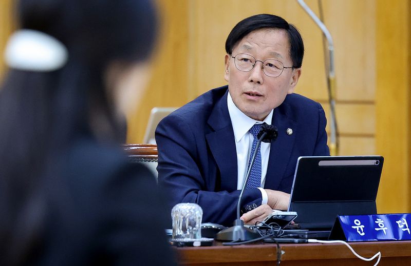 윤후덕 더불어민주당 의원이 지난 16일 한국은행 대구경북본부본부에서 열린 국회 재정경제기획위원회의 동북·동남지방데이터청, 부산·대구지방국세청, 부산·대구본부세관, 한국은행 부산·경남·울산·대구경북·포항본부에 대한 국정감사에서 질의하고 있다. 연합뉴스
