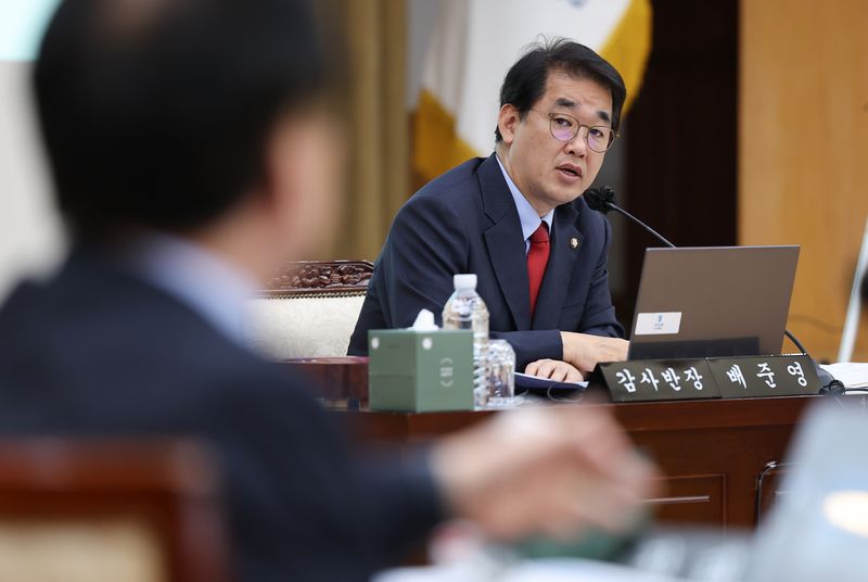 국민의힘 배준영 의원이 16일 한국은행 대구경북본부본부에서 열린 국회 재정경제기획위원회의 동북·동남지방데이터청, 부산·대구지방국세청, 부산·대구본부세관, 한국은행 부산·경남·울산·대구경북·포항본부에 대한 국정감사에서 발언하고 있다. 연합뉴스