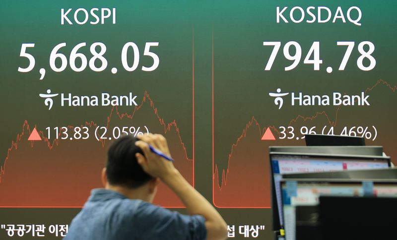 16일 서울 중구 하나은행 본점 딜링룸에 주가지수와 환율이 표시되고 있다. 사진=연합뉴스