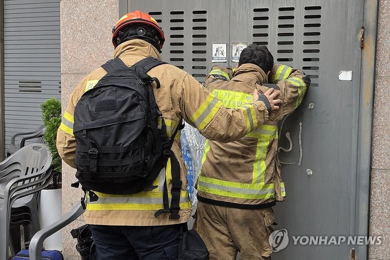 '동료 소방관 중상' 눈물 쏟는 소방관 (출처=연합뉴스)