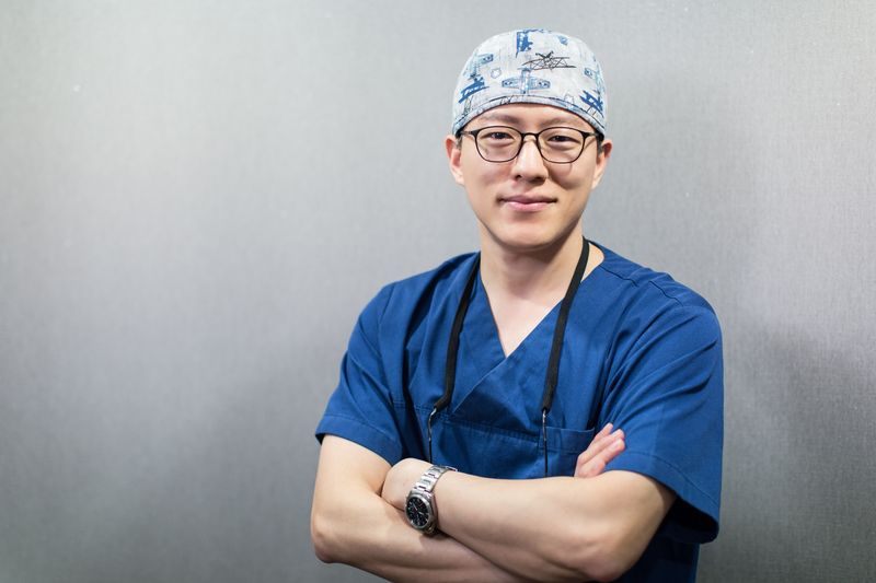 탈모 치료와 모발 이식을 전문으로 하는 홍주형 모힐의원 원장은 탈모 치료제를 복용할 때 부작용이 나타나거나 그로 인한 걱정, 불안이 심각할 경우 무턱대고 복용을 지속하기보다 환자의 상황을 살펴 약의 용량을 조절하는 등의 다각적 접근이 필요하다고 강조한다. 모발 이식 역시 수술 후 수술 사실을 잊을 정도로 자연스러워야 한다는 그는 환자들이 '탈모를 의식하지 않고' 자연스러운 삶을 살아가길 바란다. /사진=홍주형 원장