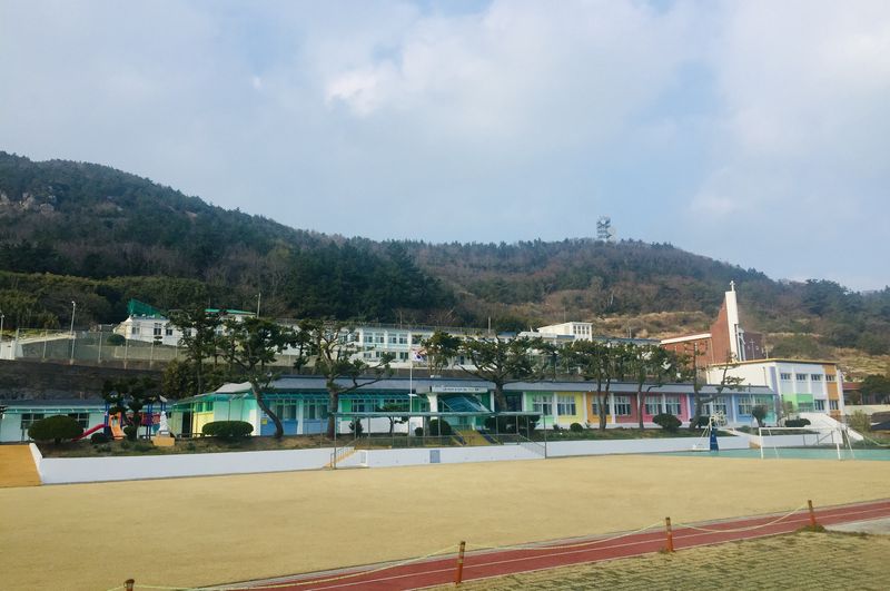제주시 추자면 하추자도에 있는 추자초등학교 신양분교장. 학생 수 감소로 1999년 분교장으로 개편됐으며, 2026학년도 학급 편성 당시 신입생 없이 재학생 3명으로 운영됐다. 제주도교육청의 학교 재편 관련 도민 여론조사에서 55.4%가 보호자 동의 기준 완화를 선택했다. 사진=정용복 기자