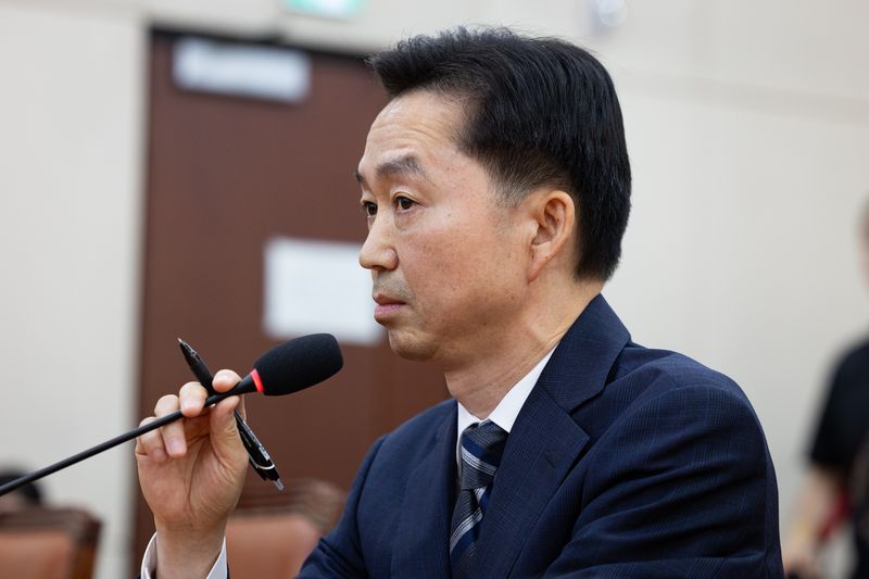 김지용 초대 중대범죄수사청장 후보자가 14일 서울 여의도 국회에서 열린 인사청문회에 출석해 의원들의 자료제출 요구 및 의사진행 발언을 듣고 있다. 2026.10.14 ⓒ 뉴스1 유승관 기자