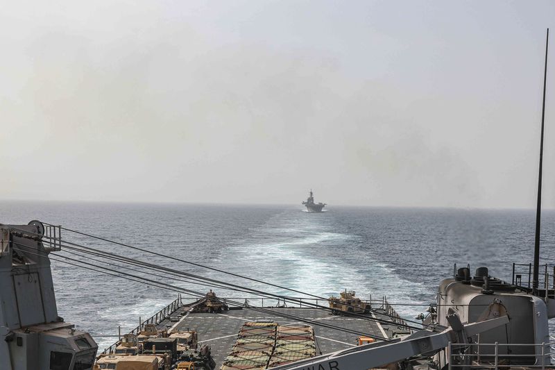 [AP/뉴시스] 지난해 8월9일(현지시간) USS 카터홀함과 USS 바탄함이 홍해와 아덴만을 잇는 바브알만데브 해협을 통과하는 모습. 사진은 미 해군 제공. 2024.01.01.