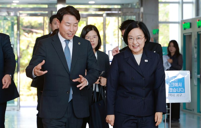 한성숙 국무총리가 16일 대전 서구청을 방문, 전문학 구청장과 대화하고 있다.(서구 제공. 재판매 및 DB 금지)
