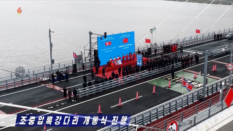 '건강 이상설' 김정은 깜짝 방중…신압록강대교 통해 단둥 도착