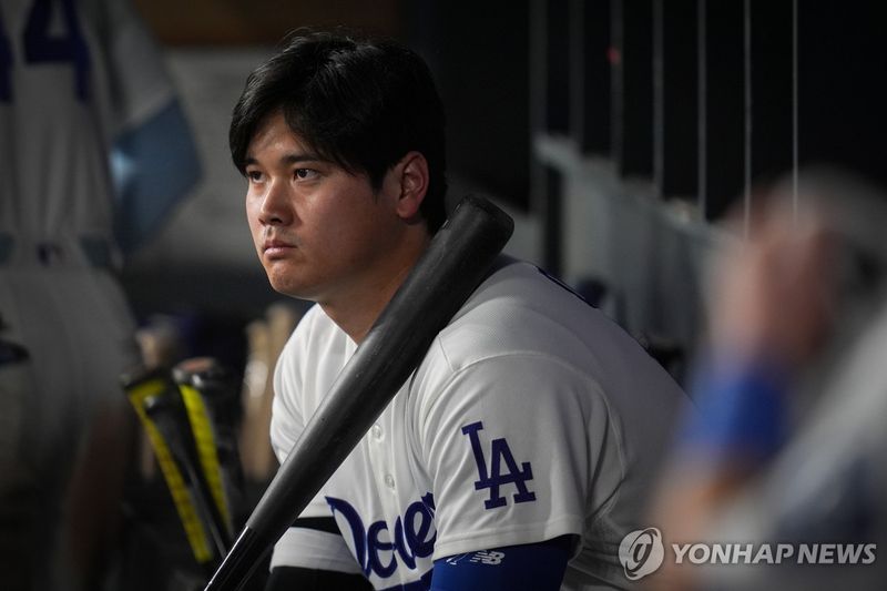 시리즈가 끝난 뒤 허무하게 그라운드를 바라보는 오타니 쇼헤이. 연합뉴스