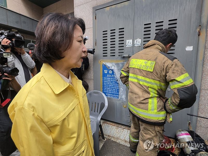 16일 부천 오정구의 한 도장공장 화재현장을 방문한 추미애 경기도지사가 동료 소방관의 심각한 부상 소식에 눈물을 흘리고 있는 소방관에게 위로를 건네고 있다. 2026.10.16./사진=연합뉴스