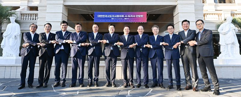 16일 제주 더 시에나에서 열린 대한민국시도지사협의회 시·도지사 간담회 참석자들이 팔을 맞잡고 기념촬영을 하고 있다. 이날 간담회에서는 정부의 미래대응기금 도입에 따른 지방교부세 재원 변화와 지방정부의 재정 자율성 확보 방안이 논의됐다. 사진=제주특별자치도