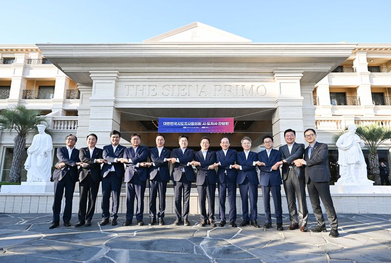 16일 대한민국시도지사협의회 간담회가 열린 제주 더 시에나 앞에서 참석자들이 기념촬영을 하고 있다. 제주특별법에 따라 전국 보통교부세 총액의 3%를 배분받는 제주에도 미래대응기금 도입에 따른 교부세 산정 방식 변경은 중요한 재정 현안이다. 사진=제주특별자치도