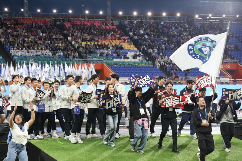 16일 제주월드컵경기장에서 열린 제107회 전국체육대회 개회식에 전국 시·도 선수단이 입장하고 있다. 이번 대회에는 재외한인체육단체를 포함해 선수단 3만599명이 참가한다. 사진=뉴시스