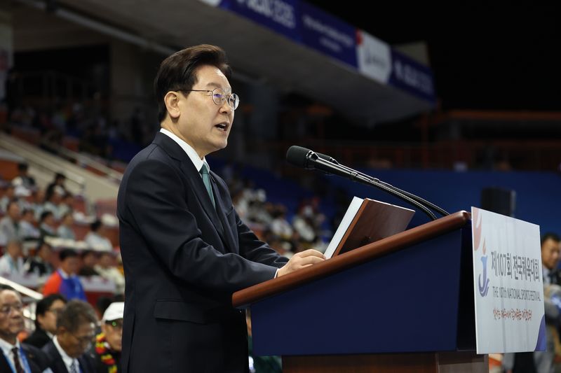 이재명 대통령이 16일 제주 서귀포시 제주월드컵경기장에서 열린 제107회 전국체육대회 개회식에서 기념사를 하고 있다. 뉴스1