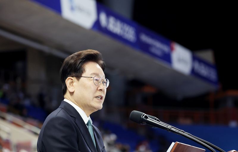 이재명 대통령이 16일 제주월드컵경기장에서 열린 제107회 전국체육대회 개회식에서 기념사를 하고 있다. 청와대통신사진기자단