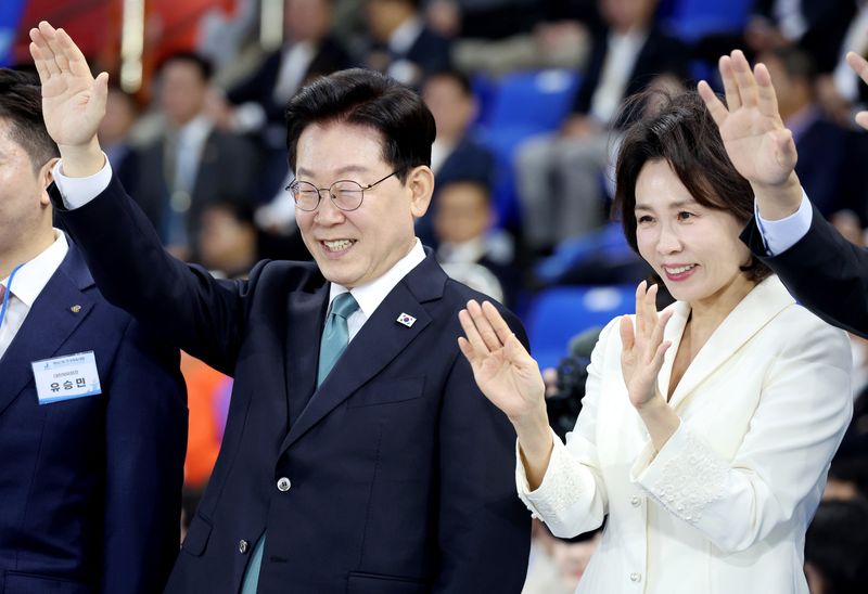 이재명 대통령과 김혜경 여사가 16일 제주월드컵경기장에서 열린 제107회 전국체육대회 개회식에서 선수단을 환영하고 있다. 이 대통령은 기념사에서 대한민국 스포츠의 국제 경쟁력 강화를 위한 정부 지원을 약속했다. 사진=뉴시스