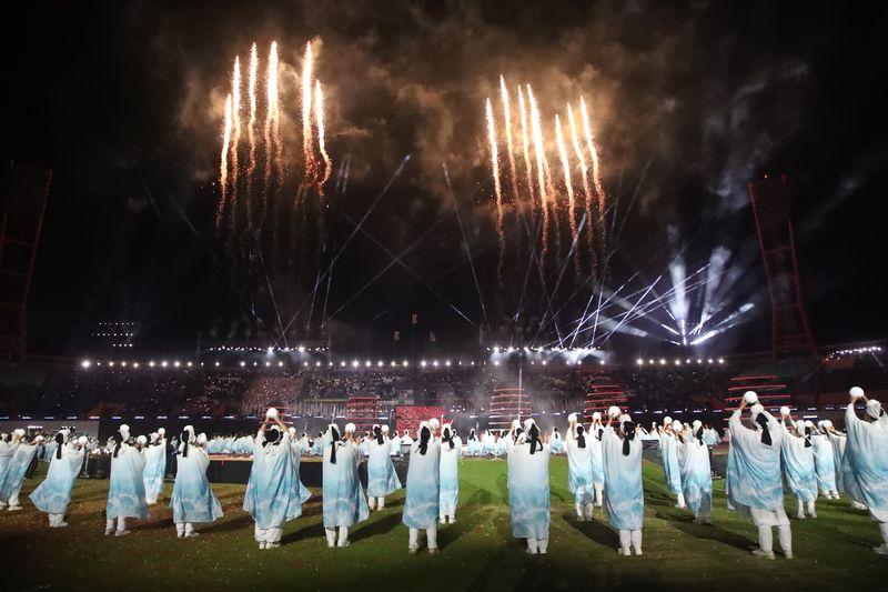 16일 오후 서귀포시 제주월드컵경기장에서 열린 제107회 전국체육대회 개회식에서 성화 점화와 동시에 축포가 밤하늘을 수놓고 있다. 12년 만에 제주에서 열리는 이번 전국체전에는 선수단 3만599명이 참가해 22일까지 50개 종목에서 기량을 겨룬다. 사진=뉴스1