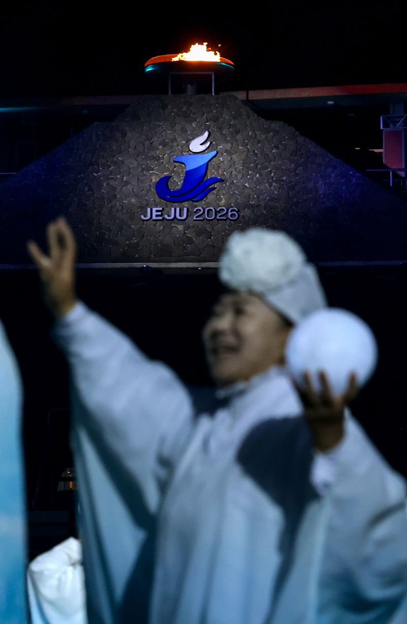 16일 서귀포시 제주월드컵경기장에서 열린 제107회 전국체육대회 개회식에서 성화가 타오르고 있다. 강화도 마니산과 제주돌문화공원에서 채화해 하나로 합친 성화는 제주 전역 115개 구간을 거쳐 12년 만에 제주에서 열린 전국체전의 시작을 알렸다. 사진=연합뉴스