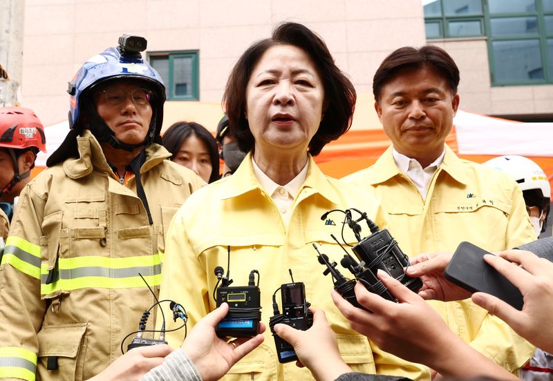 추미애 경기도지사가 16일 경기 부천에서 발생한 화재 현장을 찾아 발언하고 있다. 뉴시스 제공
