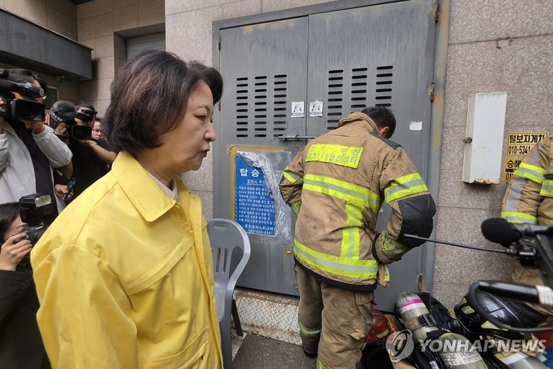 소방대원 뒷모습 바라보는 추미애 지사 (출처=연합뉴스)
