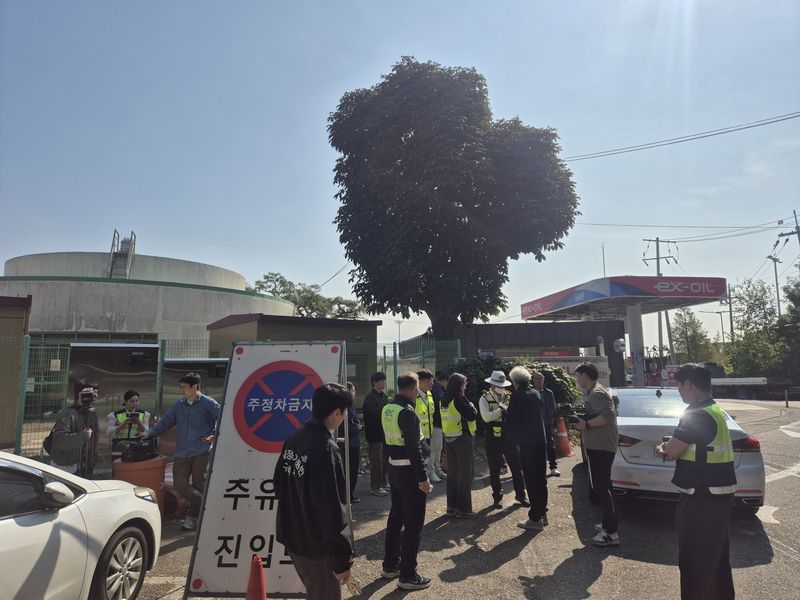 구리시 관계자 등이 구리남양주 톨게이트서 체납 차량을 단속하는 모습. (구리시 제공. 재판매 및 DB 금지)