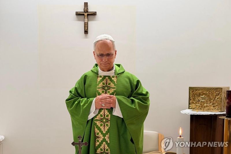 16일(현지시간) 제멜리 병원 정오미사 집전하는 교황 (출처=연합뉴스)
