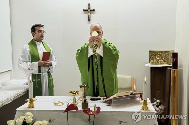 16일(현지시간) 제멜리 병원 미사에서 영성체 행하는 레오 14세 교황 (출처=연합뉴스)