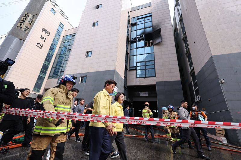 추미애 경기도지사가 16일 화재가 발생한 경기도 부천시 오정구의 한 공장을 찾아 이동하고 있다. 경기도소방재난본부에 따르면 이날 오전 8시 38분께 부천시 오정구 내동의 한 4층짜리 금속부품 도장 공장에서 화재가 발생했으며, 진화에 투입된 소방대원 5명 등 7명이 다쳤다. 이 중 2명은 연기흡입으로 중상을 입어 병상으로 이송됐다. 2026.10.16 ⓒ 뉴스1 김성진 기자