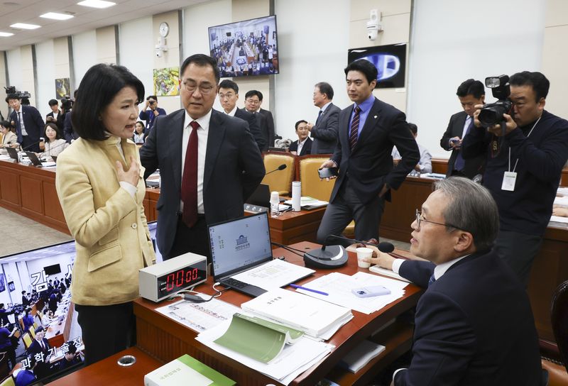 [서울=뉴시스] 김근수 기자 = 이진숙 국민의힘 의원이 16일 오후 서울 여의도 국회에서 열린 과학기술정보방송통신위원회 국정감사에서 본인의 제척안에 대해 항의하고 있다. 2026.10.16. ks@newsis.com