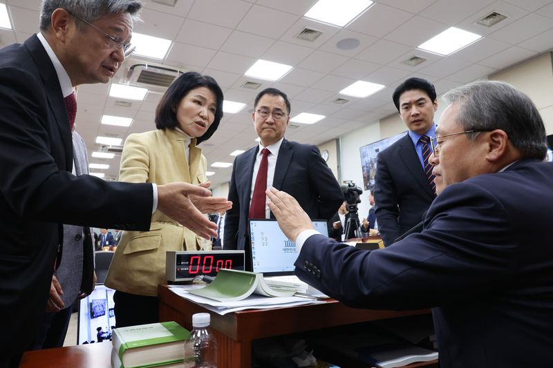 이진숙 국민의힘 의원이 16일 서울 여의도 국회에서 열린 과학기술정보방송통신위원회의 한국방송공사 등에 대한 국정감사에서 자신에 대한 국감 제척안과 관련해 송기헌 위원장에게 항의하고 있다. 2026.10.16 ⓒ 뉴스1 신웅수 기자