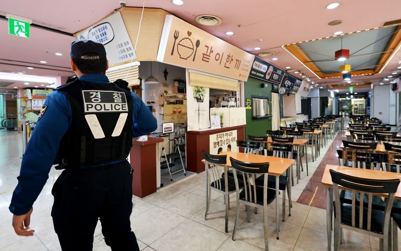'인천 흉기난동 사건'이 발생한 지 이틀이 지난 15일 인천 남동구 대형 상업시설에서 경찰이 순찰을 하고 있다. 뉴스1