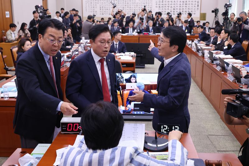 지난 6일 서울 여의도 국회에서 열린 법제사법위원회의 대법원 등에 대한 국정감사에서 국민의힘 의원들이 의사진행과 관련해 서영교 위원장에게 항의하고 있다. 2026.10.6 ⓒ 뉴스1 신웅수 기자