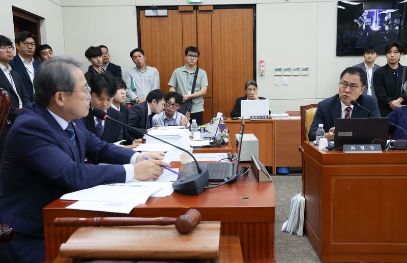 [서울=뉴시스] 김근수 기자 = 최형두 국민의힘 간사가 8일 오전 서울 여의도 국회에서 열린 과학기술정보방송통신위원회 전체회의에서 송기헌 과방위원장에게 항의하고 있다. 2026.09.08. ks@newsis.com