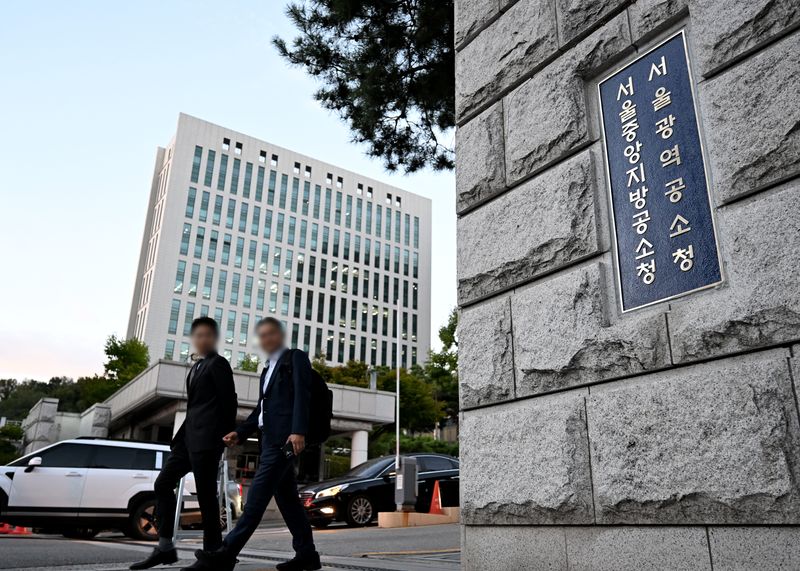 [서울=뉴시스] 홍효식 기자 = 검찰청 폐지와 공소청·중대범죄수사청 출범을 하루 앞둔 1일 오후 서울 서초구 서울고등검찰청·서울중앙검찰청 청사에 현판이 서울중앙지방공소청, 서울광역공소청으로 교체돼 있다. (공동취재) 2026.10.01. photo@newsis.com