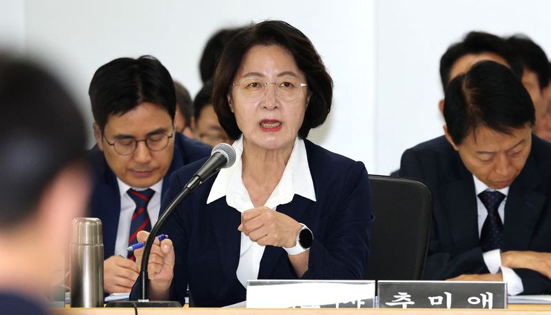 [수원=뉴시스] 김종택 기자 = 추미애 경기도지사가 지난 13일 경기 수원시 경기도청에서 열린 국회 행정안전위원회의 경기도에 대한 국정감사에서 의원 질의에 답변하고 있다. 2026.10.13. jtk@newsis.com