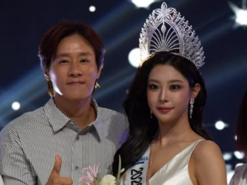 전 프로농구 선수 우지원(왼쪽)이 지난 8월 미스코리아 진에 뽑힌 딸 우서윤과 기념 촬영을 하고 있다./사진=우서윤 인스타그램