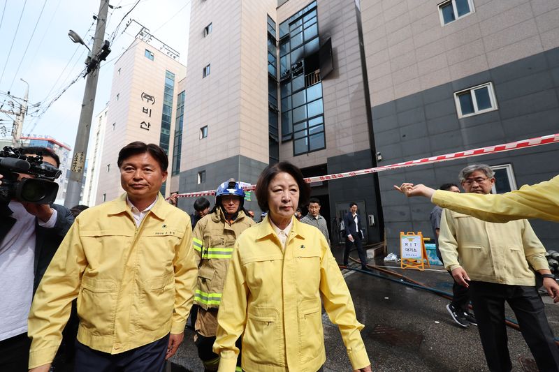 추미애 경기도지사가 지난 16일 화재가 발생한 경기도 부천시 오정구의 한 공장을 찾아 이동하고 있다. 2026.10.16 ⓒ 뉴스1 김성진 기자