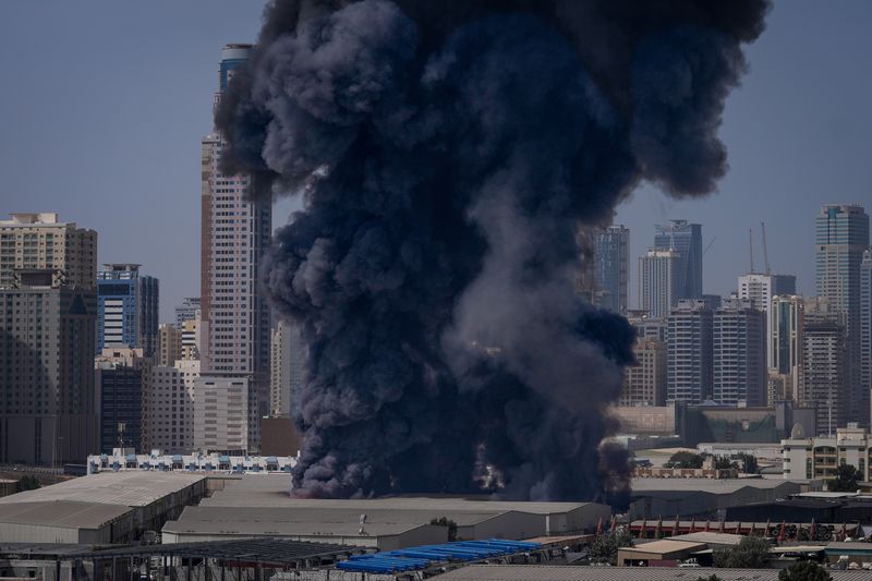 [두바이=AP/뉴시스]1일(현지 시간) 아랍에미리트(UAE) 두바이 한 산업단지에서 이란의 보복 공격 이후 검은 연기가 피어오르고 있다. 2026.03.02.