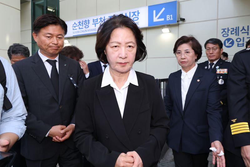 추미애 경기도지사가 17일 부천시 순천향대학교 병원 장례식장에 마련된 부천 도장공장 화재 사망 소방관의 빈소 조문을 마친 뒤 장례식장을 나서고 있다. 뉴시스