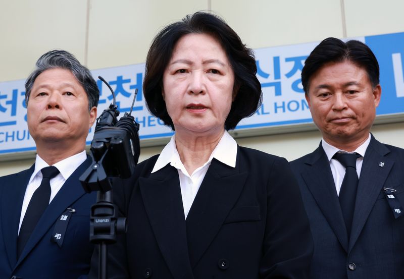 추미애 경기도지사가 17일 경기 부천시 순천향대학교 병원 장례식장에서 부천 도장공장 화재 사망 소방관의 조문을 마친 뒤 기자회견을 하고 있다. 뉴스1