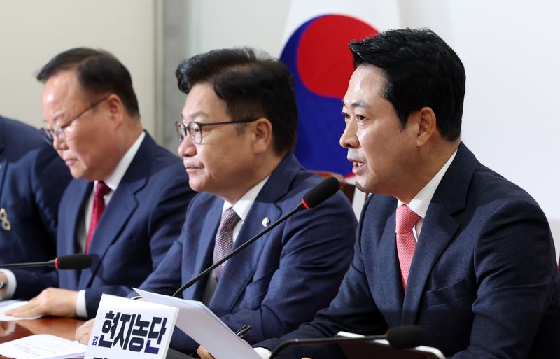 [서울=뉴시스] 고범준 기자 = 장동혁 국민의힘 대표가 15일 서울 여의도 국회에서 열린 최고위원회의에서 발언하고 있다. 2026.10.15. bjko@newsis.com