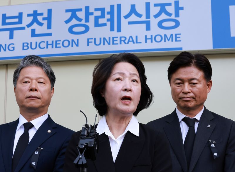 추미애 경기도지사가 17일 경기 부천시 순천향대학교 병원 장례식장에서 부천 도장공장 화재 사망 소방관의 조문을 마친 뒤 기자회견을 하고 있다. 2026.10.17 ⓒ 뉴스1 이호윤 기자