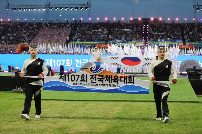 16일 오후 제주 서귀포시 법환동 제주월드컵경기장에서 열린 제107회 전국체육대회 개회식에서 기수단이 입장하고 있다.2026.10.16 ⓒ 뉴스1 홍수영 기자