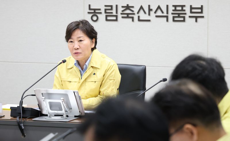 송미령 농림축산식품부 장관이 15일 세종시 정부세종청사 재난상황실에서 열린 겨울철 특별방역대책기간 가축전염병 대비 상황점검 회의를 주재하며 발언하고 있다.2026.10.15 ⓒ 뉴스1 김기남 기자