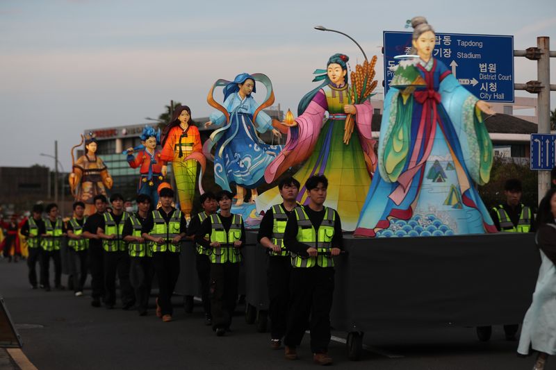 17일 제주시 도심을 행진하는 탐라퍼레이드에 설문대할망 등 제주 신화를 형상화한 조형물이 등장하고 있다. 일본·몽골·필리핀 등 해외 교류지역 공연단도 함께 참여했다. 사진=뉴시스
