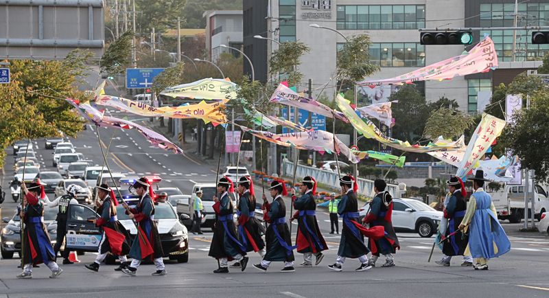 17일 오후 제주시 오라2동 보건소 인근 거리에서 제65회 탐라문화제의 하이라이트인 탐라퍼레이드가 열리고 있다. 탐라퍼레이드는 설문대할망과 신화 캐릭터를 형상화한 상징 조형물, 참가팀들의 다양한 퍼포먼스가 어우러져 탐라의 역사성과 제주 고유의 정체성을 표현한다. 사진=뉴시스