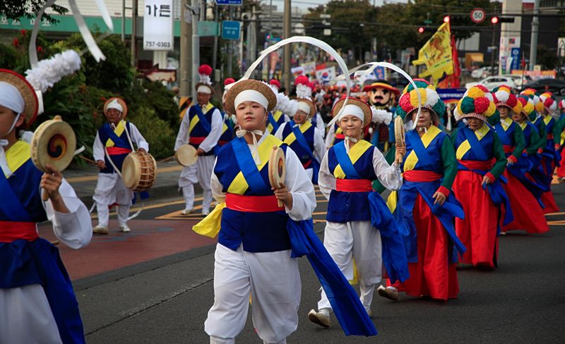 17일 오후 제주시 오라2동 보건소 인근에서 열린 제65회 탐라문화제 탐라퍼레이드에서 전통 의상을 입은 어린이와 풍물패가 행진하고 있다. 이날 읍·면·동 민속보존회와 국내외 공연단 등 1700여명이 참여해 제주 고유의 민속문화를 선보였다. 사진=뉴시스