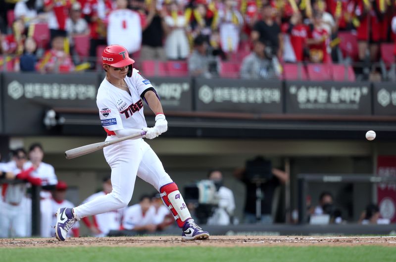 17일 전남광주 북구 광주기아-챔피언스필드에서 열린 2026 KBO 포스트시즌 준플레이오프 LG 트윈스 vs KIA 타이거즈 1차전 경기, 4회말 1사 주자없는 상황 KIA 김도영이 좌익수 뒤 홈런을 때리고 있다.뉴시스